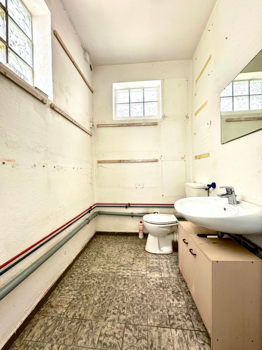 WC Halle / Lager / Produktion Korb